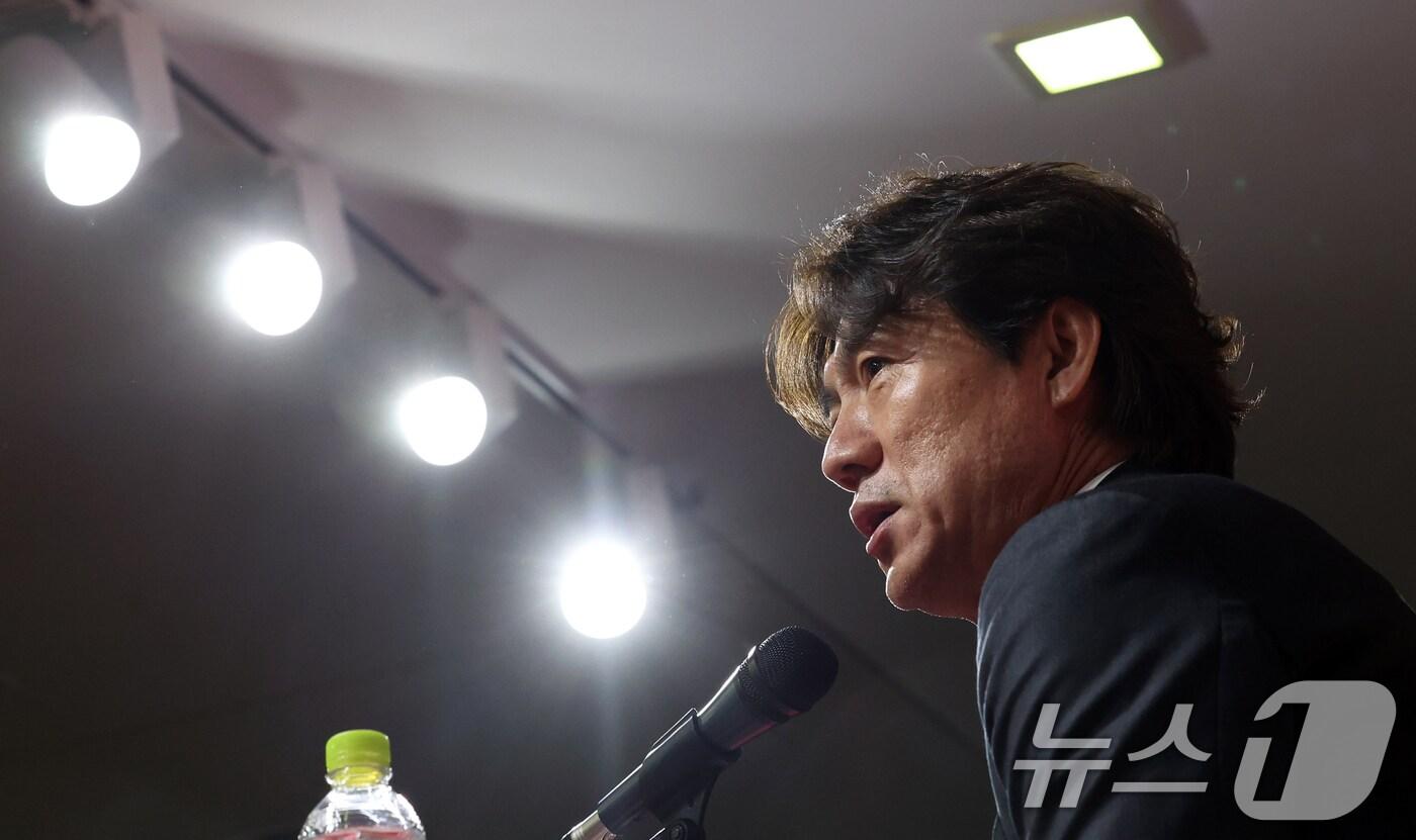 홍명보 대한민국 축구 국가대표 감독이 26일 오전 서울 종로구 축구회관에서 6월 A매치 국가대표 명단을 발표하고 있다. 2025.5.26/뉴스1 ⓒ News1 김명섭 기자