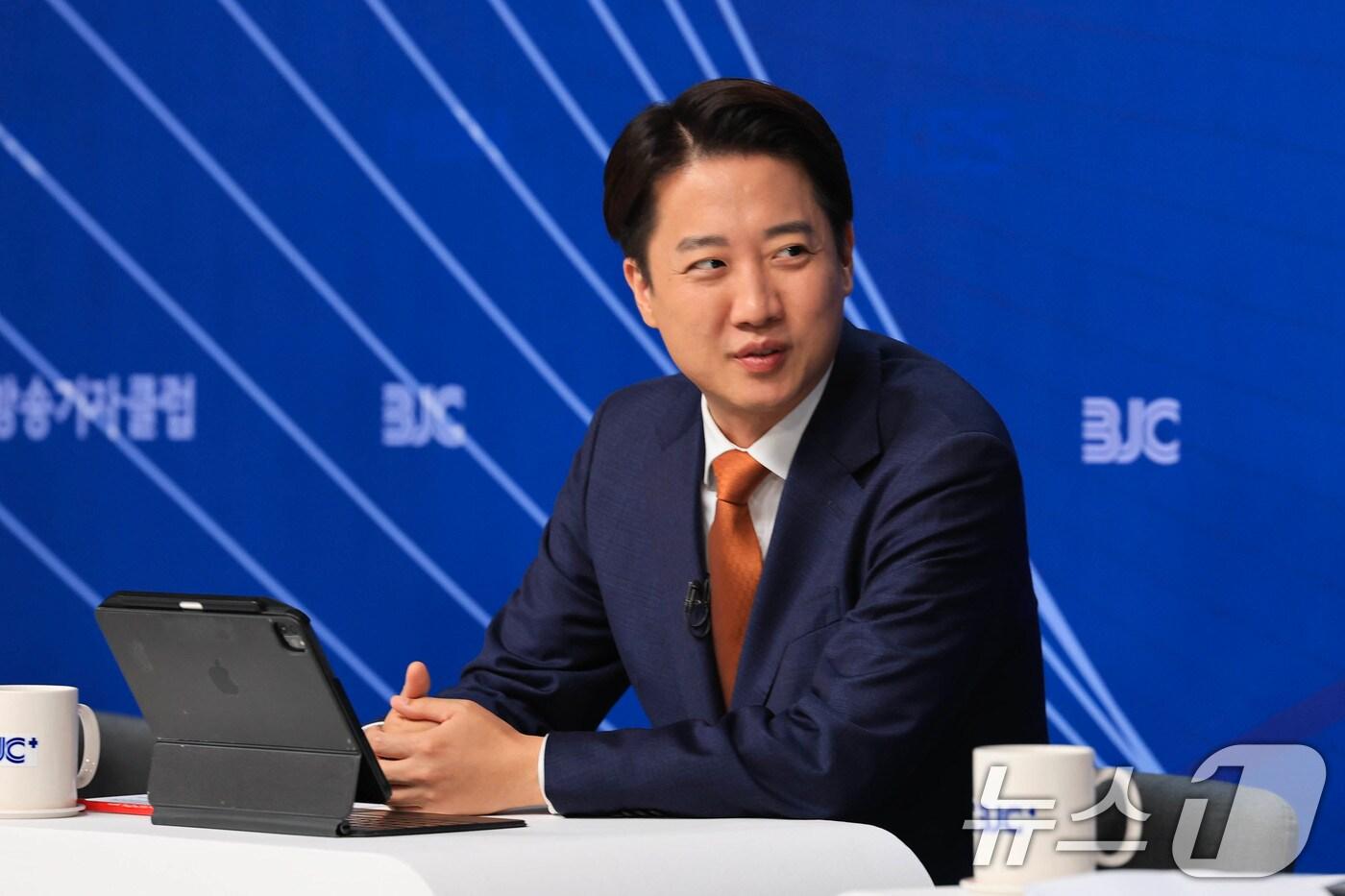 이준석 개혁신당 대통령 후보가 26일 오전 서울 양천구 한국방송회관에서 열린 한국방송기자클럽(BJC) 초청 토론회에서 패널들과 대화하고 있다. (공동취재) 2025.5.26/뉴스1 ⓒ News1 신웅수 기자