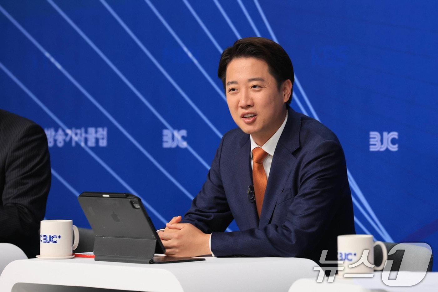 이준석 개혁신당 대통령 후보가 26일 오전 서울 양천구 한국방송회관에서 열린 한국방송기자클럽(BJC) 초청 토론회에서 패널들과 대화하고 있다. (공동취재) 2025.5.26/뉴스1 ⓒ News1 신웅수 기자