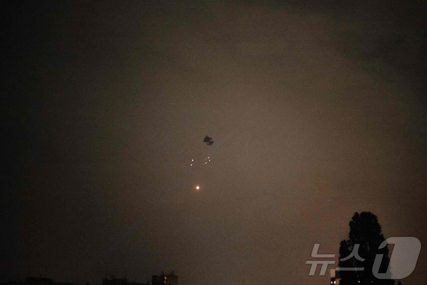 25일&#40;현지시간&#41; 우크라이나 키이우 상공에서 러시아 군의 드론이 격추돼 파편이 떨어 지는 모습이 보인다. 2025.05.26 ⓒ AFP=뉴스1 ⓒ News1 우동명 기자