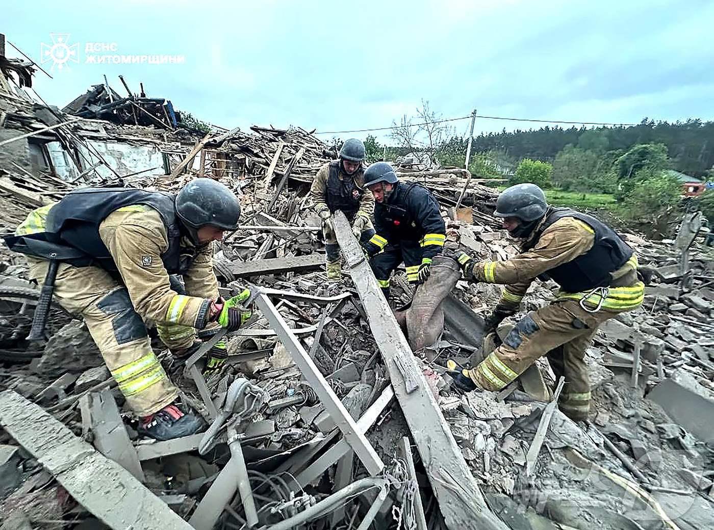 본문 이미지 - 25일(현지시간) 우크라이나 지토미르에서 러시아 군의 공습을 받아 쑥대밭이 된 주택가서 구조대원이 수색을 하고 있다. 2025.05.26 ⓒ AFP=뉴스1 ⓒ News1 우동명 기자