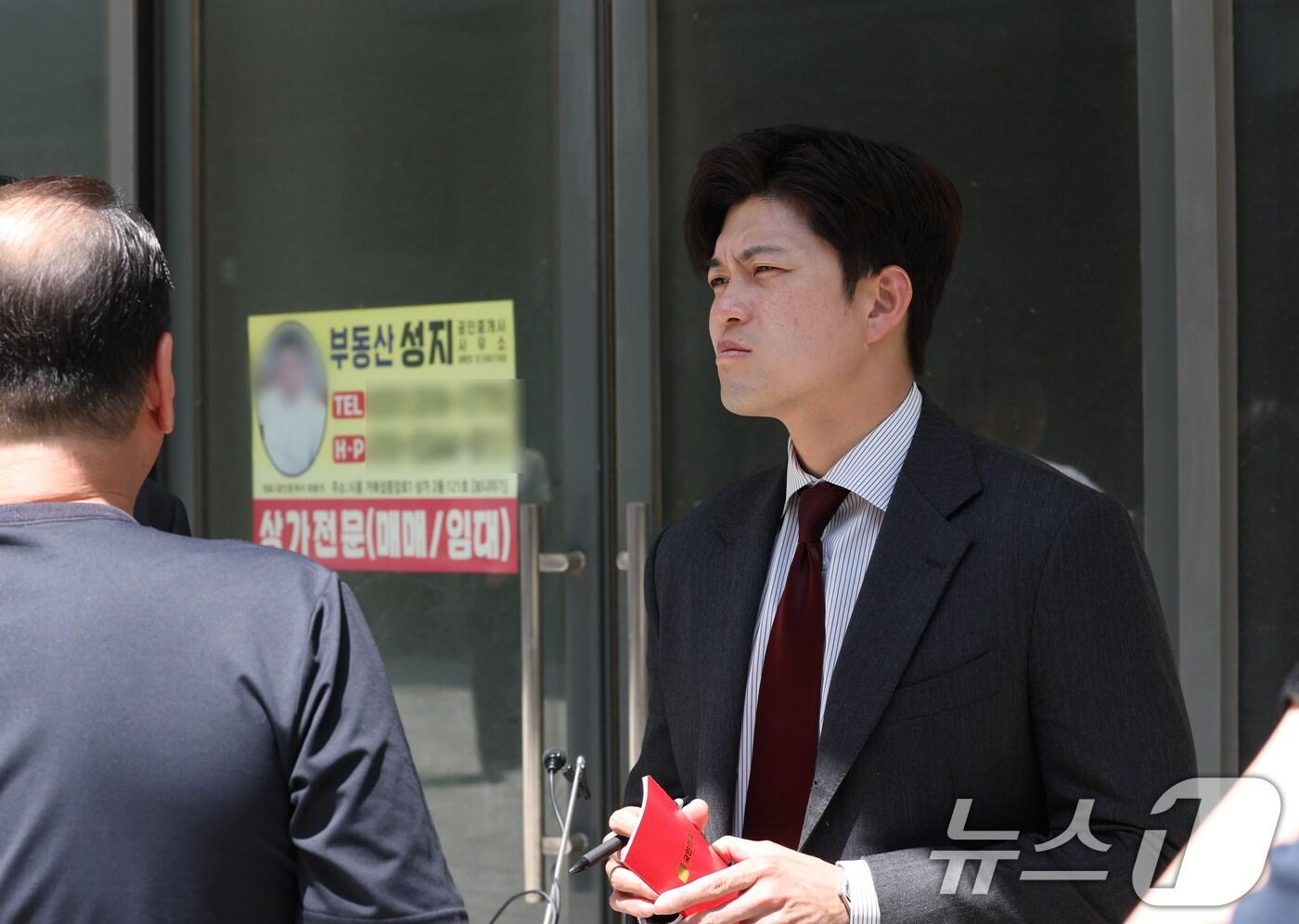 김용태 국민의힘 비상대책위원장이 26일 오전 경기 시흥시 정왕동 웨이브파크 인근 상가들을 둘러보고 있다. 2025.5.26/뉴스1 ⓒ News1 김영운 기자