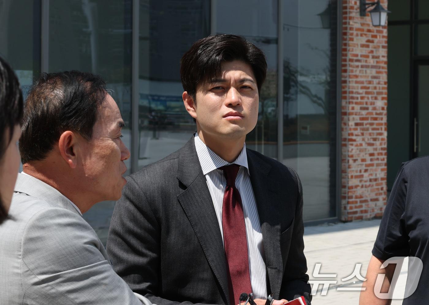 김용태 국민의힘 비상대책위원장이 26일 오전 경기 시흥시 정왕동 웨이브파크 인근 상가들을 둘러보고 있다. 2025.5.26/뉴스1 ⓒ News1 김영운 기자