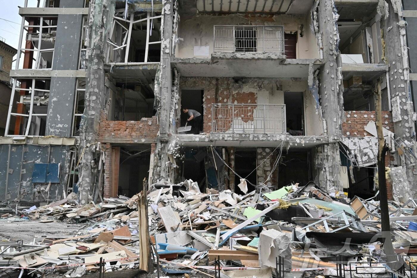 25일&#40;현지시간&#41; 우크라이나 키이우에서 러시아 군의 드론 공격을 받아 쑥대밭이 된 주거 빌딩이 보인다. 2025.05.26 ⓒ AFP=뉴스1 ⓒ News1 우동명 기자