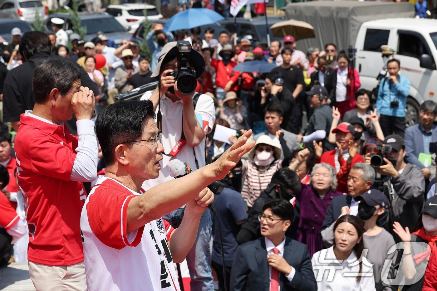 본문 이미지 - 김문수 국민의힘 대통령 후보가 26일 경기 안성시 안성중앙시장 서인사거리를 찾아 지지를 호소하고 있다. (공동취재) 2025.5.26/뉴스1 ⓒ News1 이광호 기자