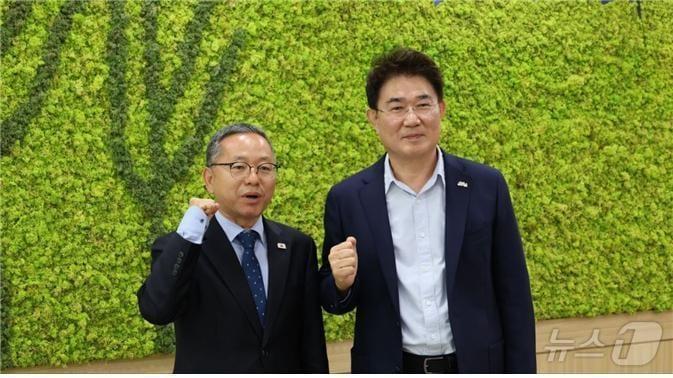 본문 이미지 - 왼쪽부터 김문수 더불어민주당 의원, 노관규 무소속 순천시장.(민주당 순천갑 선대위 제공. 재판매 및 DB 금지)