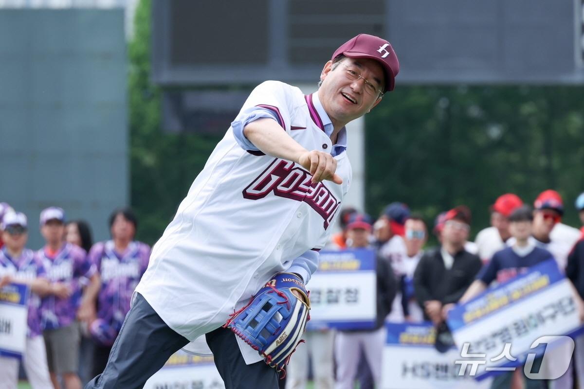 본문 이미지 - 지난 24일 경기 고양시 국가대표 야구훈련장에서 열린 제20회 고양특례시장기 전국 사회인 야구대회 개막식에서 이동환 시장이 시구를 하고 있다. (고양시 제공, 재판매 및 DB금지)