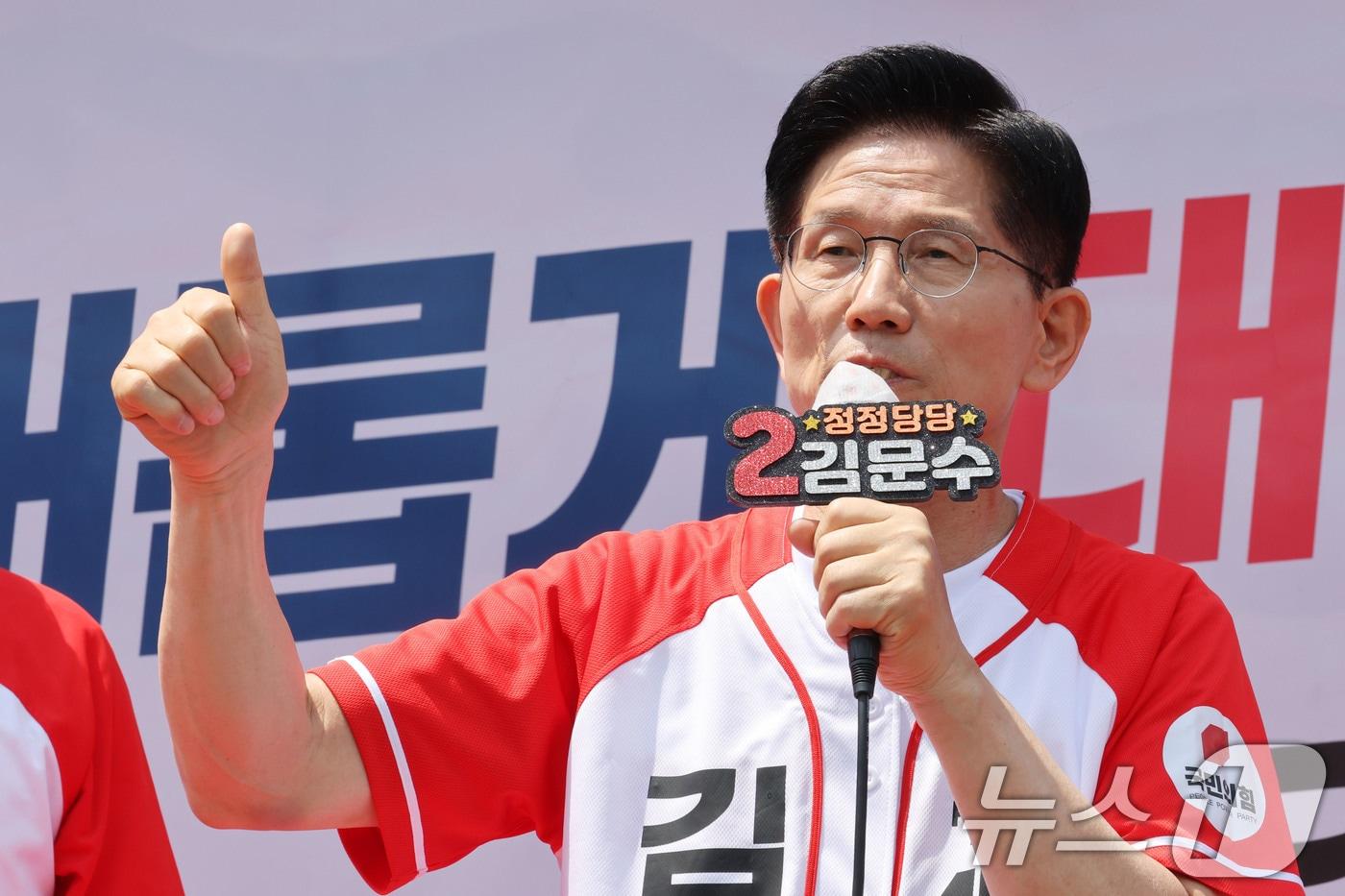 김문수 국민의힘 대통령 후보가 26일 오전 경기 안성시 안성맞춤대로에서 가진 유세에서 지지를 호소하고 있다. 2025.5.26/뉴스1 ⓒ News1 이광호 기자