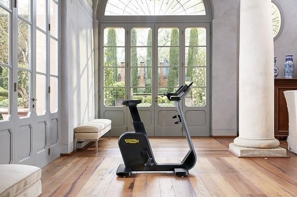 본문 이미지 - 야외 라이딩과 동일한 느낌을 재현한 컴팩트한 실내 자전거, '테크노짐 사이클' / 사진=테크노짐 제공