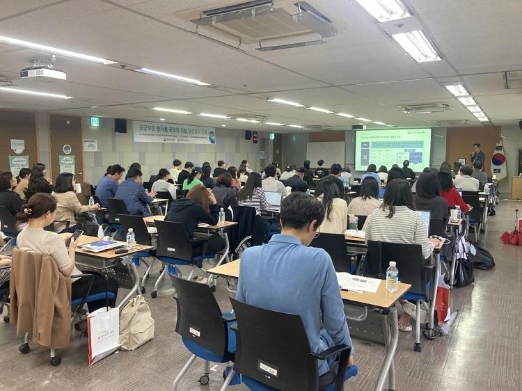 본문 이미지 - 2025년 5월 15일 창작물 공모전 지침 바로알기 교육에서 김주석 저작권상담팀장이 &lt;저작권법률지원센터&gt; 사업 소개를 하고 있다. &#40;한국저작권위원회 제공&#41;