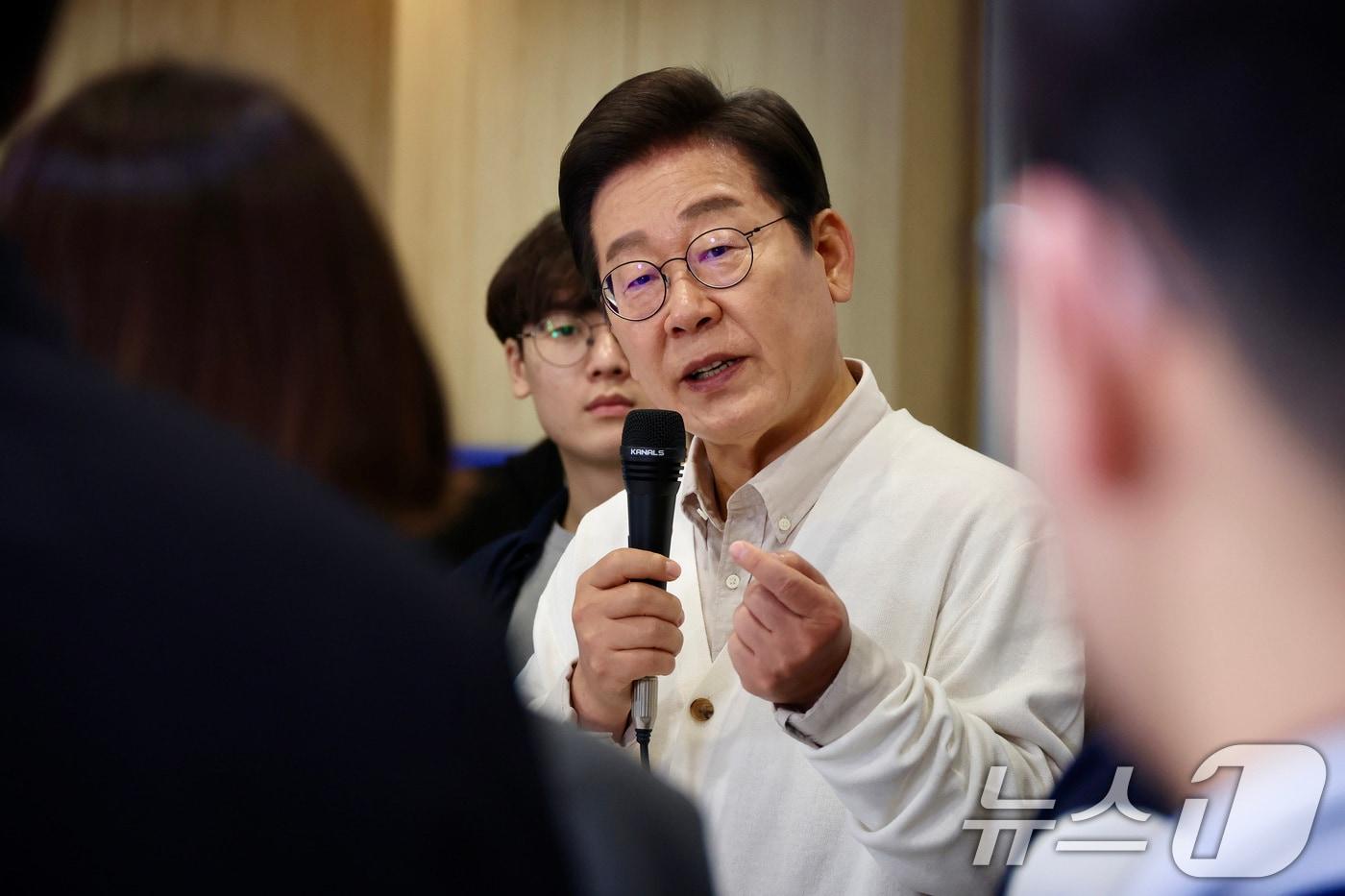 이재명 더불어민주당 대통령 후보가 26일 경기 수원시 아주대학교를 찾아 &#39;아주대와 함께하는 아주 특별한 대학생 간담회&#39;를 하고 있다. &#40;공동취재&#41; 2025.5.26/뉴스1 ⓒ News1 안은나 기자