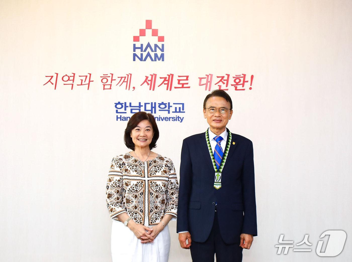 본문 이미지 - 프로비던스 대학 총장을 비롯한 주요 보직자 3명이 한남대 이승철 총장(오른쪽)을 방문해 대외협력처 관계자들과 실무 협의를 진행했다. (한남대 제공.재판매 및 DB금지)/뉴스1