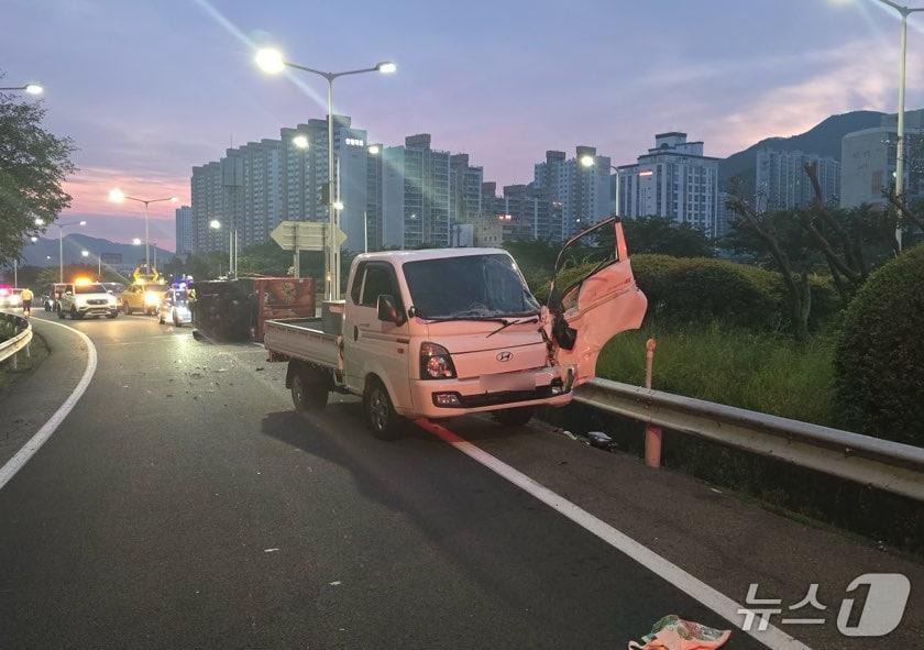 본문 이미지 - 26일 오전 부산 번영로 교통사고 현장.(부산 동래경찰서 제공. 재판매 및 DB 금지)