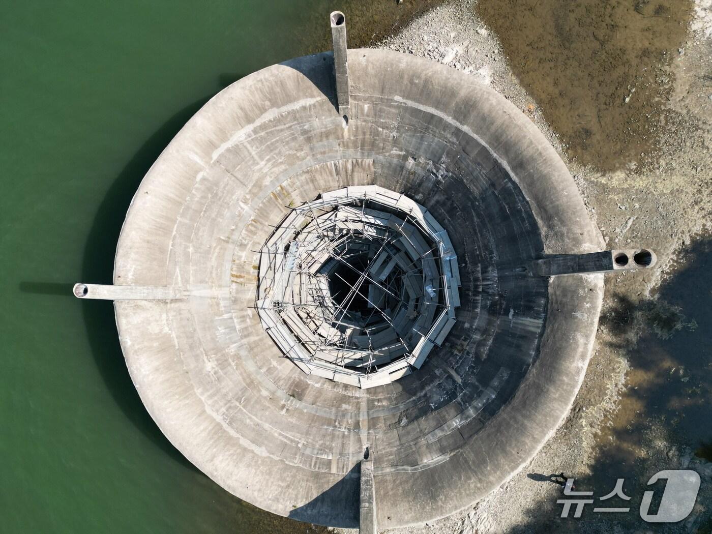 본문 이미지 - 경북 경주시가 APEC 2025 정상회의 개최를 앞두고 상수원인 덕동댐과 보문정수장 등 주요 상수도 시설 정비를 진행 중이라고 26일 밝혔다. 사진은 덕동댐 수직 터널 공사 모습. (경주시제공, 제판매 및 DB 금자) 2025.5.26/뉴스1 
