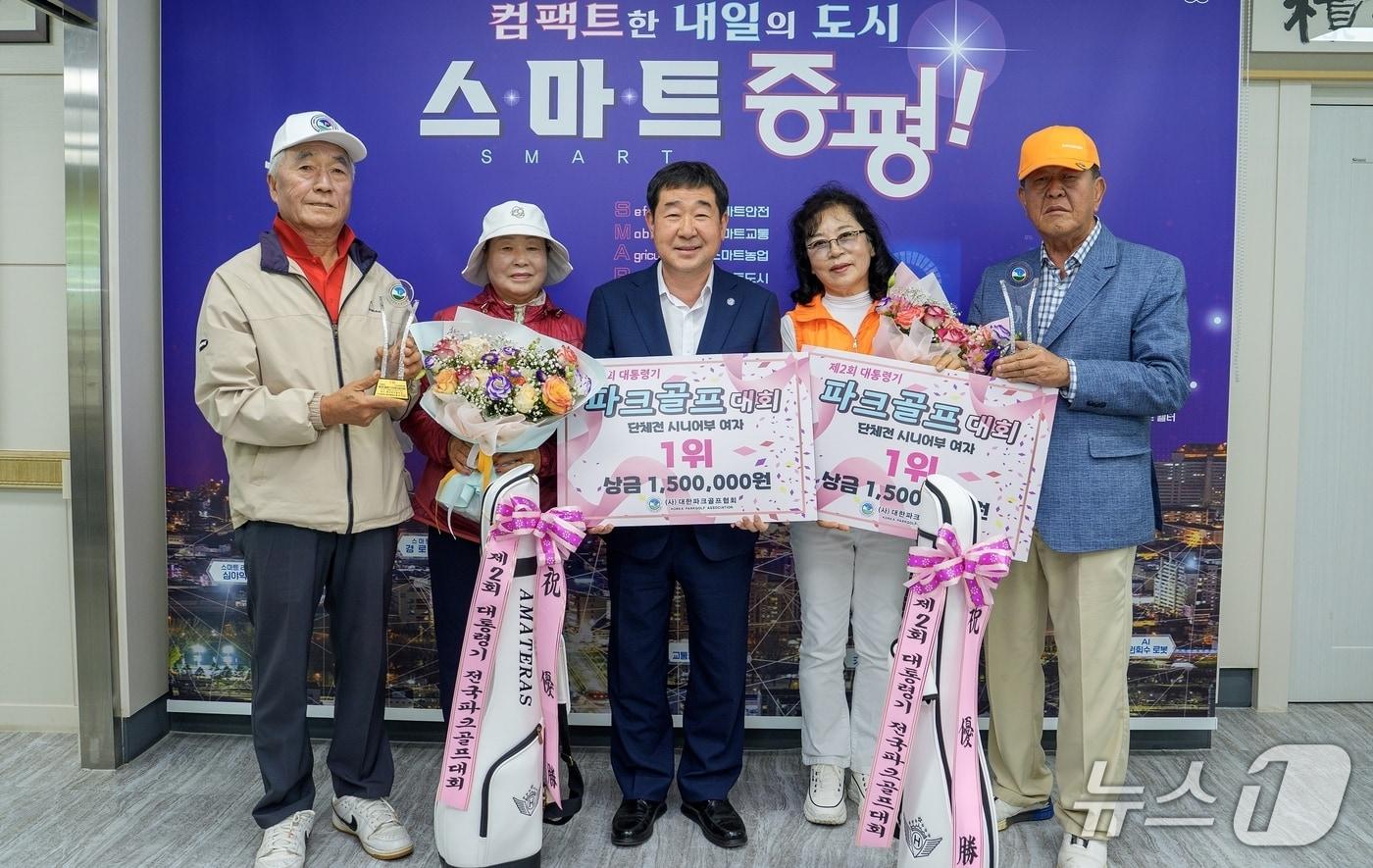 충북 증평군이 경남 양산 황산파크골프장에서 열린 '2회 대통령기 전국 파크골프대회'에서 단체전 시니어부 1위를 차지했다. 왼쪽 두번째부터 문춘옥 씨, 증평군수, 한영희 씨.(증평군 제공. 재판매 및 DB금지)/뉴스1