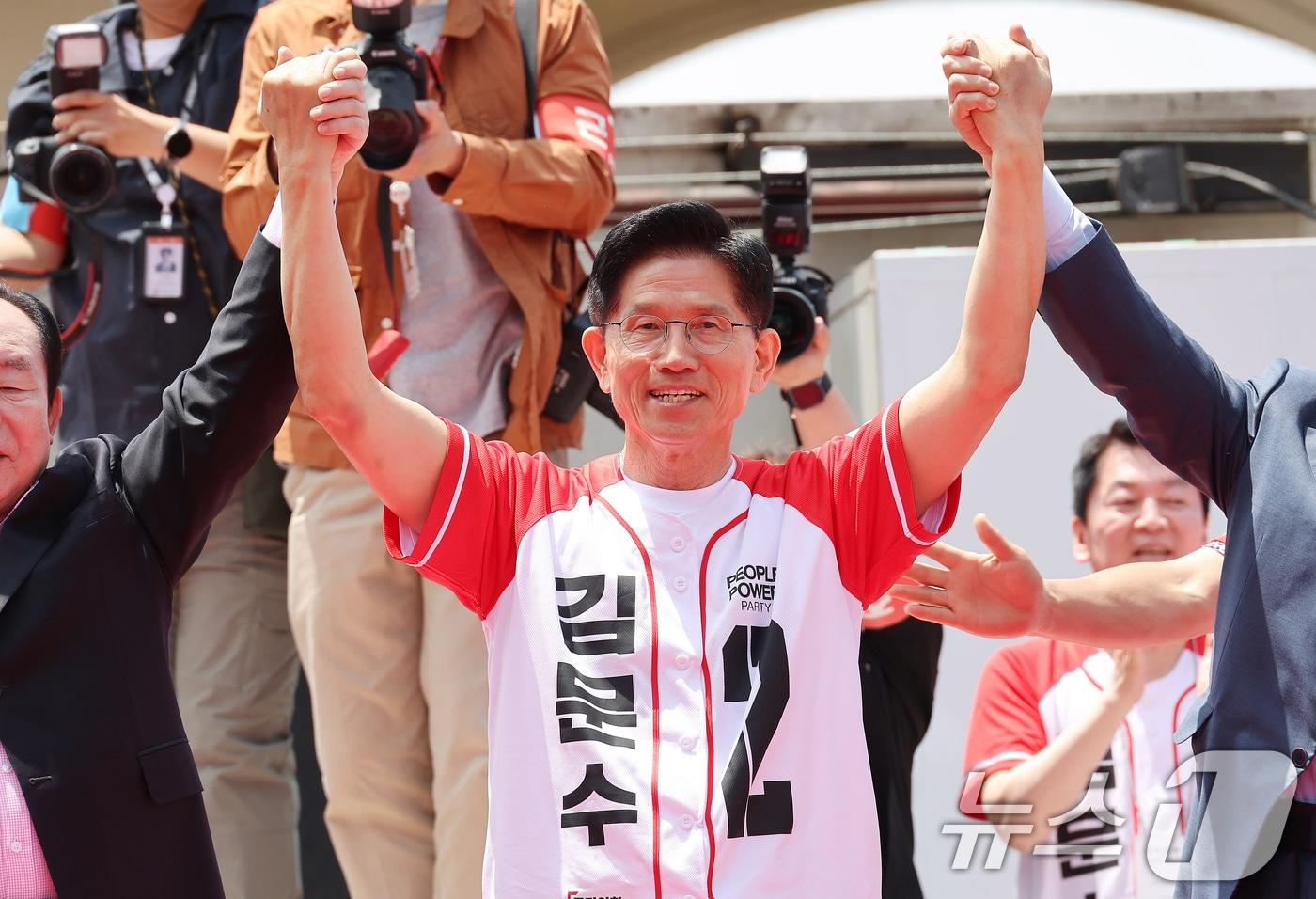 김문수 국민의힘 대통령 후보가 26일 경기 평택시 K-55미군기지 정문 앞에서 가진 유세에서 시민들에게 지지를 호소하고 있다. &#40;공동취재&#41; 2025.5.26/뉴스1 ⓒ News1 이광호 기자