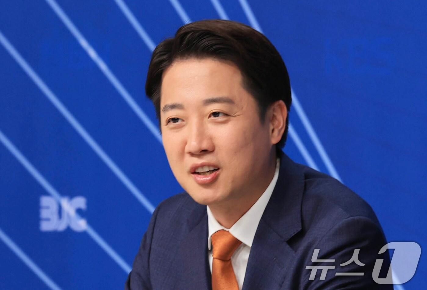 이준석 개혁신당 대통령 후보가 26일 오전 서울 양천구 한국방송회관에서 열린 한국방송기자클럽&#40;BJC&#41; 초청 토론회에서 패널들과 대화하고 있다. &#40;공동취재&#41; 2025.5.26/뉴스1 ⓒ News1 신웅수 기자