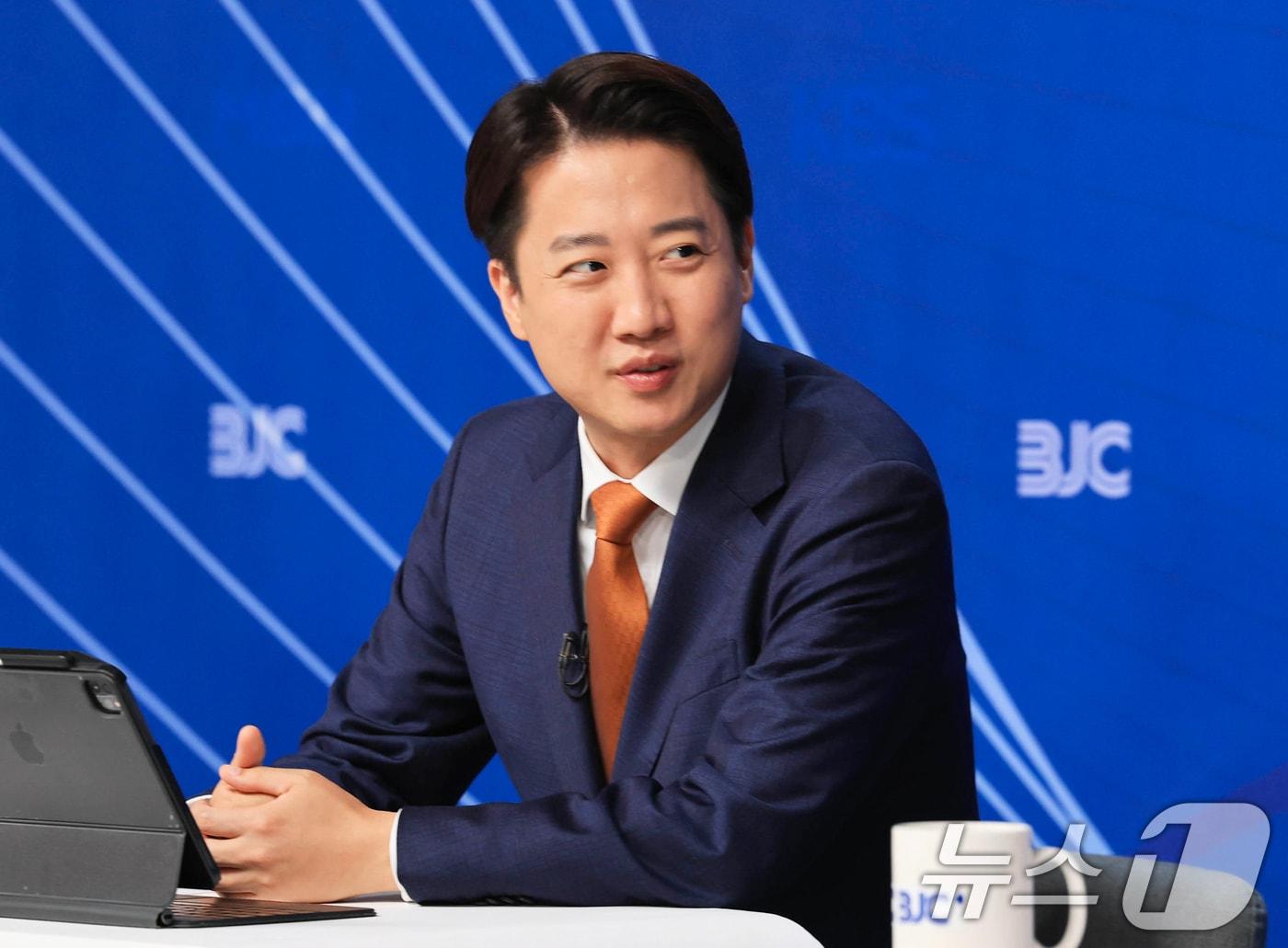 본문 이미지 - 이준석 개혁신당 대통령 후보가 26일 오전 서울 양천구 한국방송회관에서 열린 한국방송기자클럽(BJC) 초청 토론회에서 패널들과 대화하고 있다. (공동취재) 2025.5.26/뉴스1 ⓒ News1 신웅수 기자