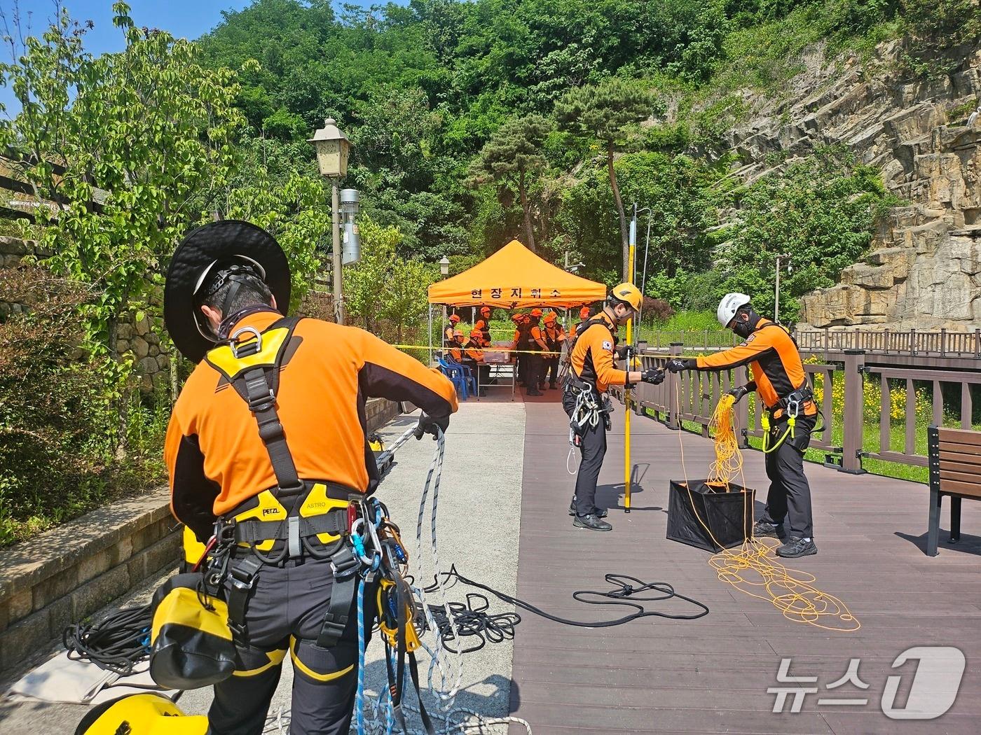 본문 이미지 - 전북 전주완산소방서는 26일 전주시 완산구 효천지구 백로공원에서 대형 싱크홀 사고 상황을 가정한 '다수사상자 발생 대비 불시출동훈련'을 실시했다고 밝혔다.(전주완산소방서 제공. 재판매 및 DB금지) 