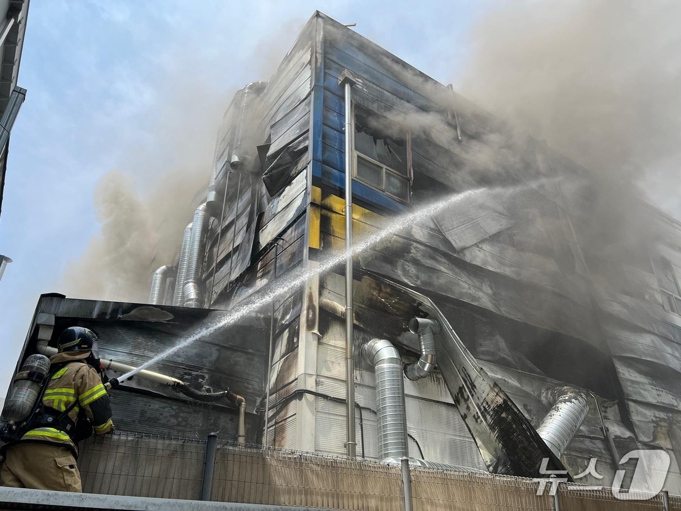 본문 이미지 - 경기 양주시 식품가공 제조공장 화재&#40;양주소방서 제공. 재판매 및 DB 금지&#41;/뉴스1