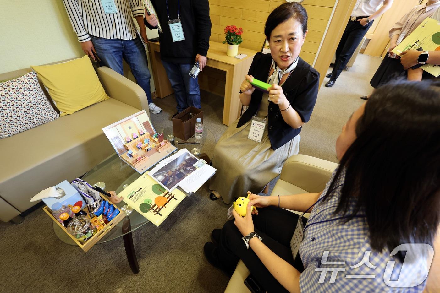 26일 광주지방법원 특별증인지원실에서 증인지원관이 증언 전 각종 유의사항에 대해 피해자에게 전달하고 있다. 2025.5.26/뉴스1 ⓒ News1 박지현 기자