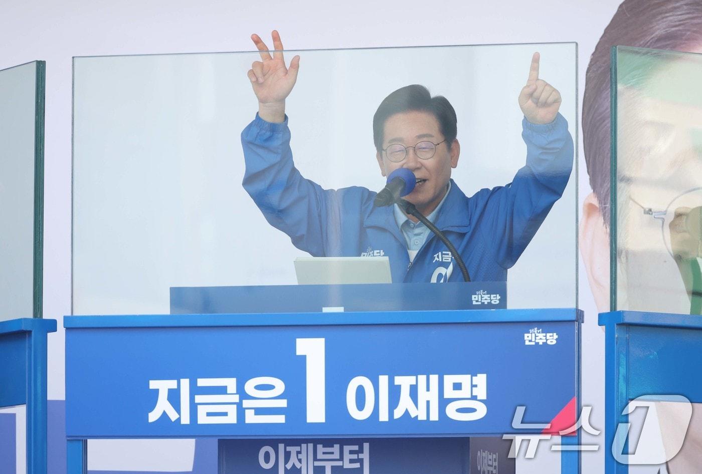 이재명 더불어민주당 대통령 후보가 26일 오후 경기 수원시 팔달문 영동시장 입구를 찾아 집중 유세를 펼치고 있다. (공동취재) ⓒ News1 안은나 기자