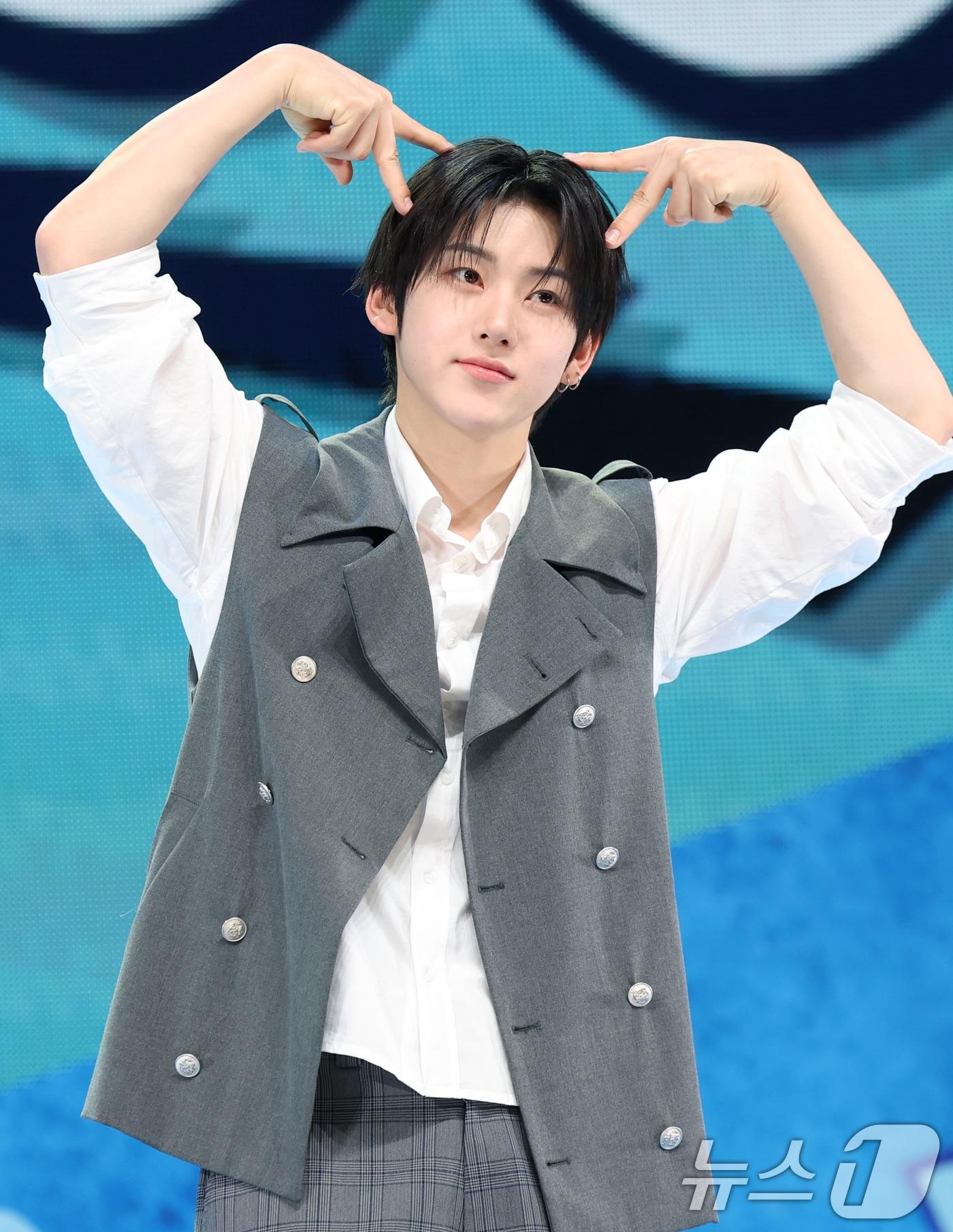 본문 이미지 - 그룹 킥플립 계훈이 26일 오후 서울 광진구 YES24 라이브홀에서 열린 새 앨범 'Kick Out, Flip Now!' 발매 기념 쇼케이스에서 포즈를 취하고 있다. 2025.5.26/뉴스1 ⓒ News1 권현진 기자