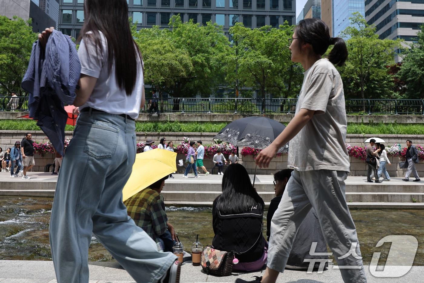 반팔을 입고 거리를 걷는 시민들&#40;사진은 기사 내용과 무관함&#41; / 뉴스1 ⓒ News1