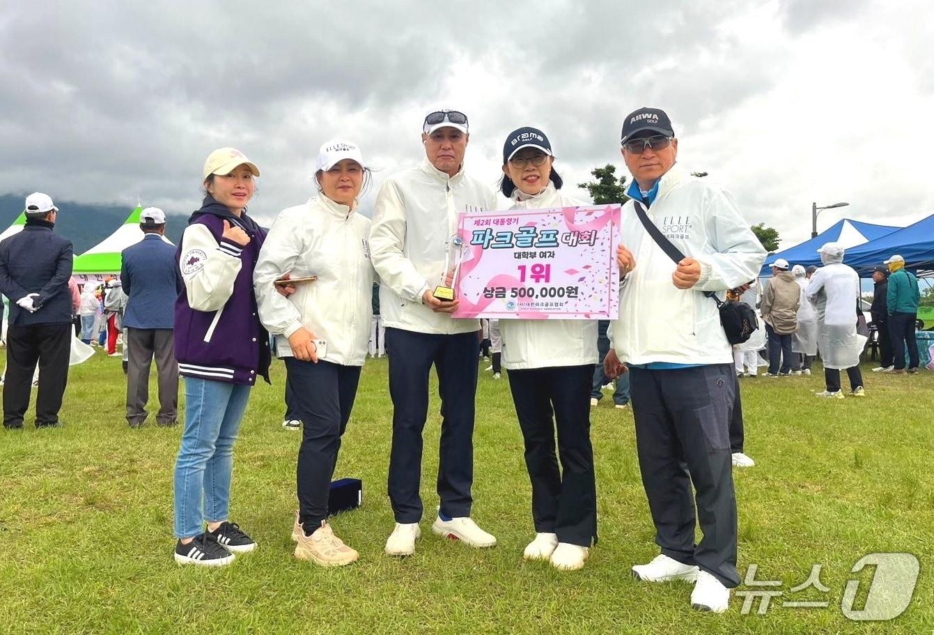 본문 이미지 - 대전대 혜화커뮤니티칼리지 스포츠과학과 파크골프팀이 대학부 여자부문 1위를 차지했다.(대전대 제공.재판매 및 DB금지)/뉴스1