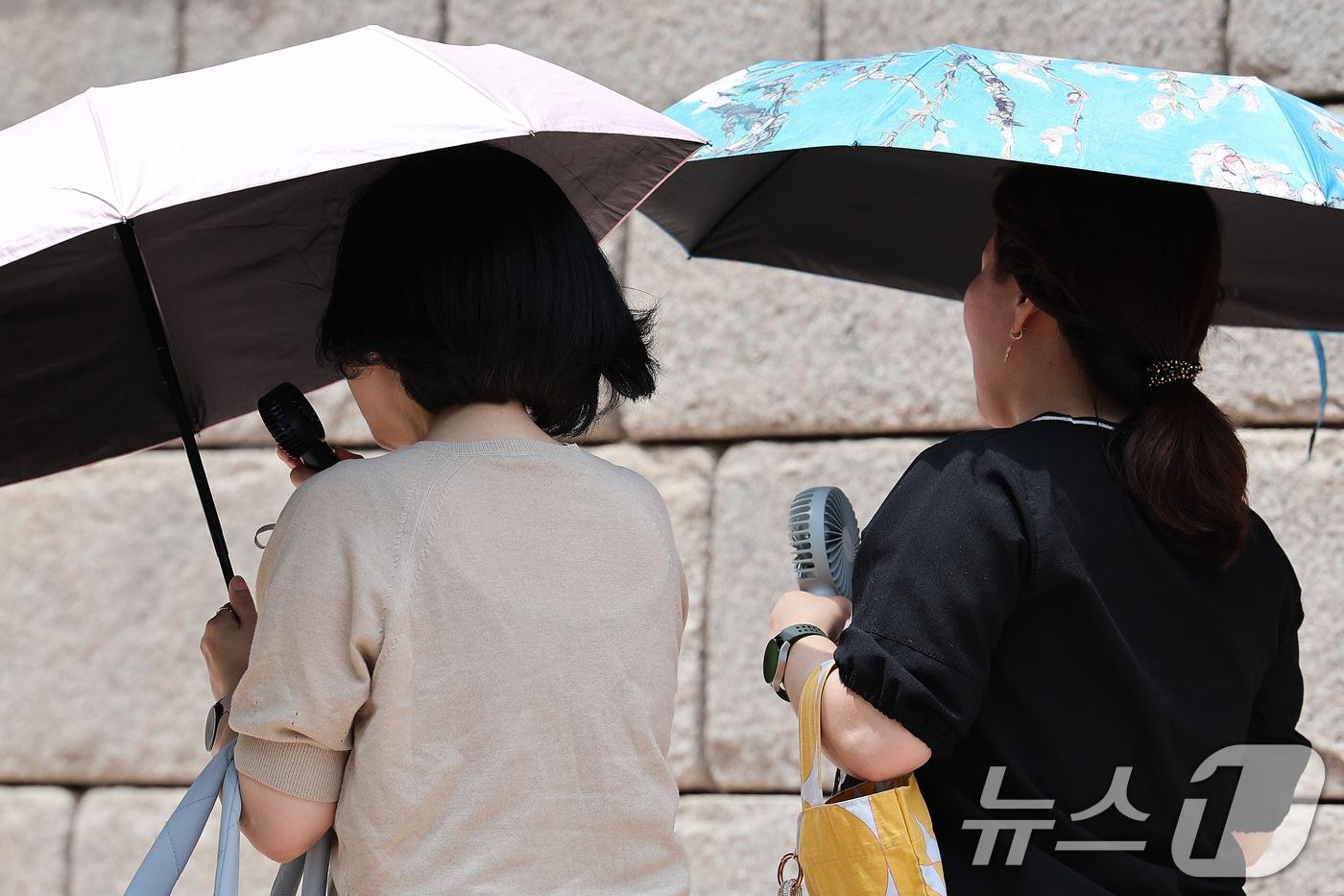 서울 청계광장에서 시민들이 양산과 손 선풍기를 이용해 더위를 피하고 있다. 2025.5.26/뉴스1 ⓒ News1 신웅수 기자
