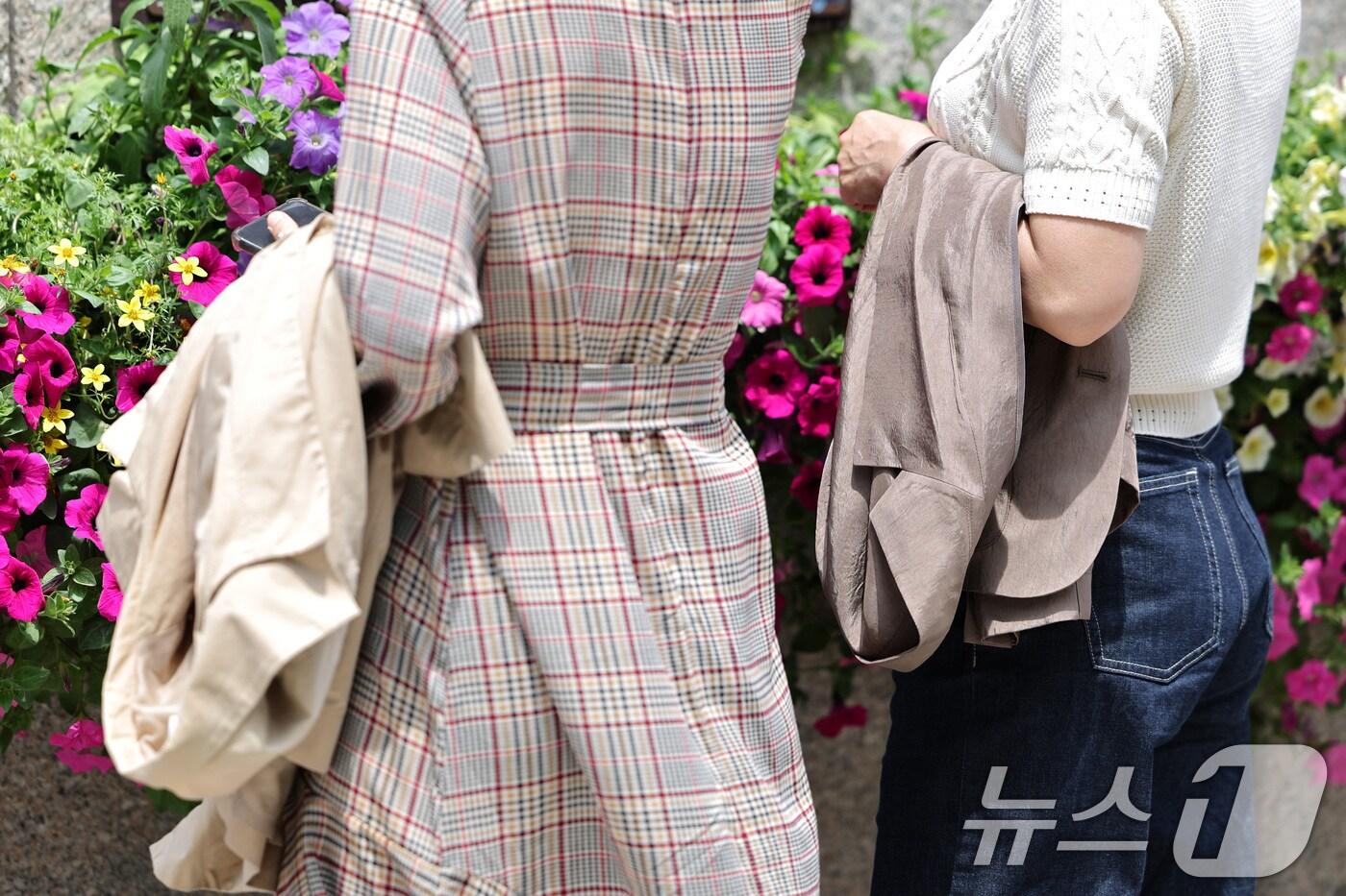 26일 오후 서울 청계광장에서 시민들이 벗은 겉옷을 손에 들고 올해 마지막 봄을 즐기고 있다. 기상청은 내일과 모레 동쪽 지방을 중심으로 요란한 소나기가 지나가고 주 후반에는 30도 안팎의 더위가 나타날 것으로 예보했다. 2025.5.26/뉴스1 ⓒ News1 신웅수 기자