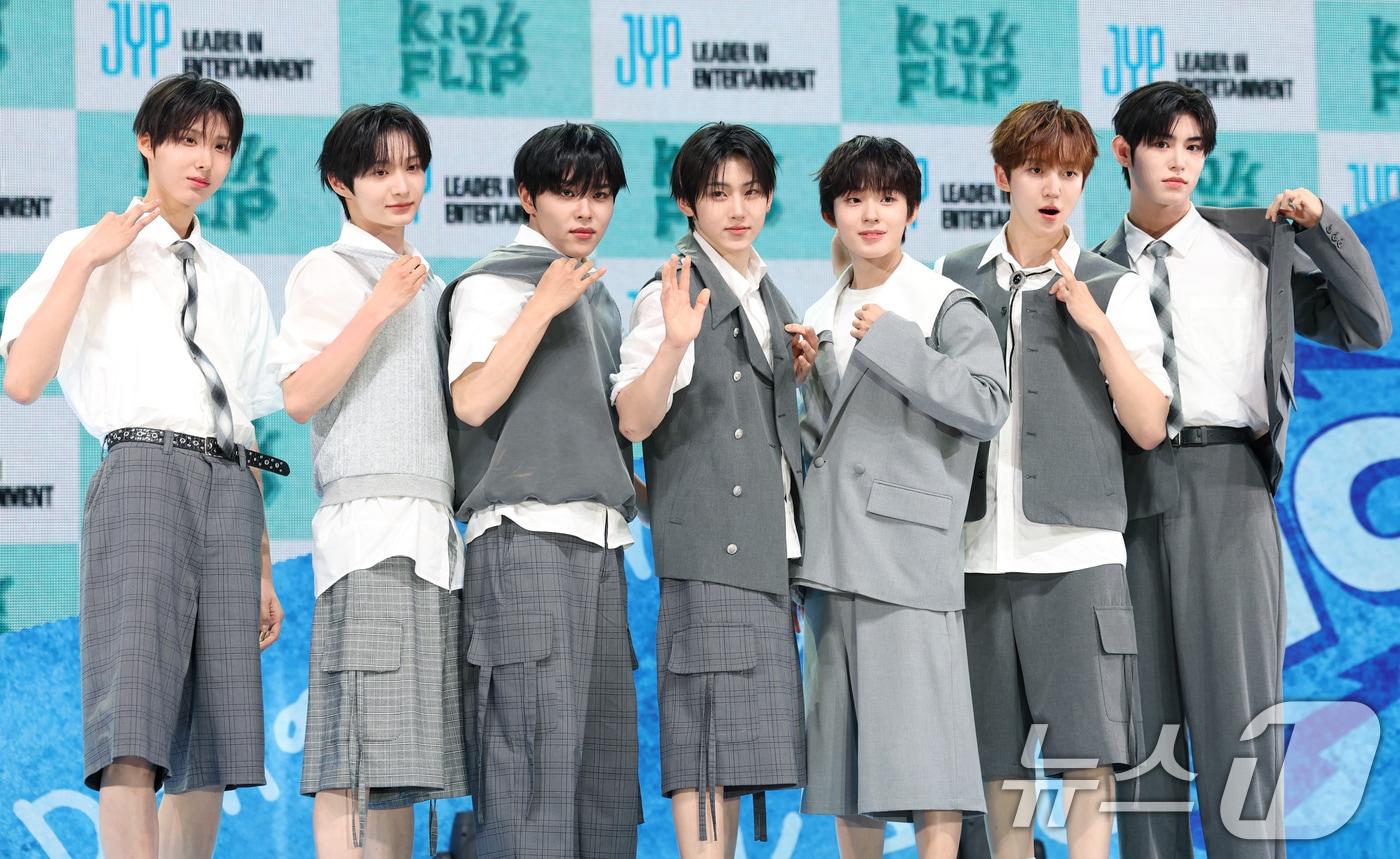 그룹 킥플립 주왕(왼쪽부터)과 동화, 아마루, 계훈, 케이즈, 동현, 민제가 26일 오후 서울 광진구 YES24 라이브홀에서 열린 새 앨범 'Kick Out, Flip Now!' 발매 기념 쇼케이스에서 포즈를 취하고 있다. 2025.5.26/뉴스1 ⓒ News1 권현진 기자