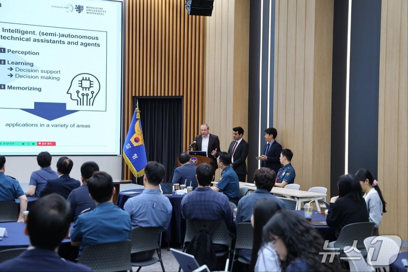 26일 오전 서울 서대문구 경찰청 어울림마당에서 '허위조작 콘텐츠 진위 판별시스템 개발' 착수보고회가 열리고 있다. 토비아스 마이젠 독일 부퍼탈 대학교 교수가 추진 계획을 발표하고 있다. (경찰청 제공)