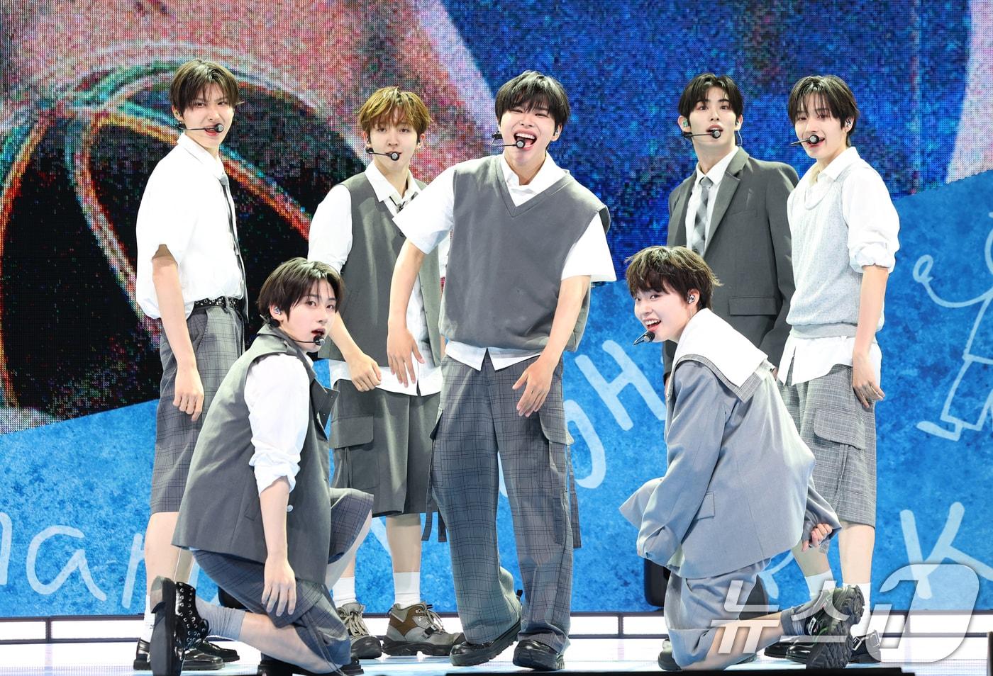 그룹 킥플립이 26일 오후 서울 광진구 YES24 라이브홀에서 열린 새 앨범 'Kick Out, Flip Now!' 발매 기념 쇼케이스에서 타이틀곡 'FREEZE'를 선보이고 있다. 2025.5.26/뉴스1 ⓒ News1 권현진 기자