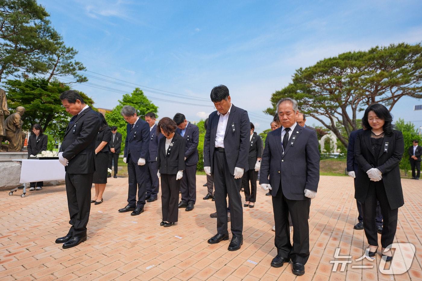 신경호 강원도교육감과 본청 국과장 등이 26일 본청 6.25 희생·순직 교직원상 앞에서 제주 모 중학교 교사의 안타까운 사망을 추모하고 있다.(도교육청 제공, 재판매 및 DB금지)