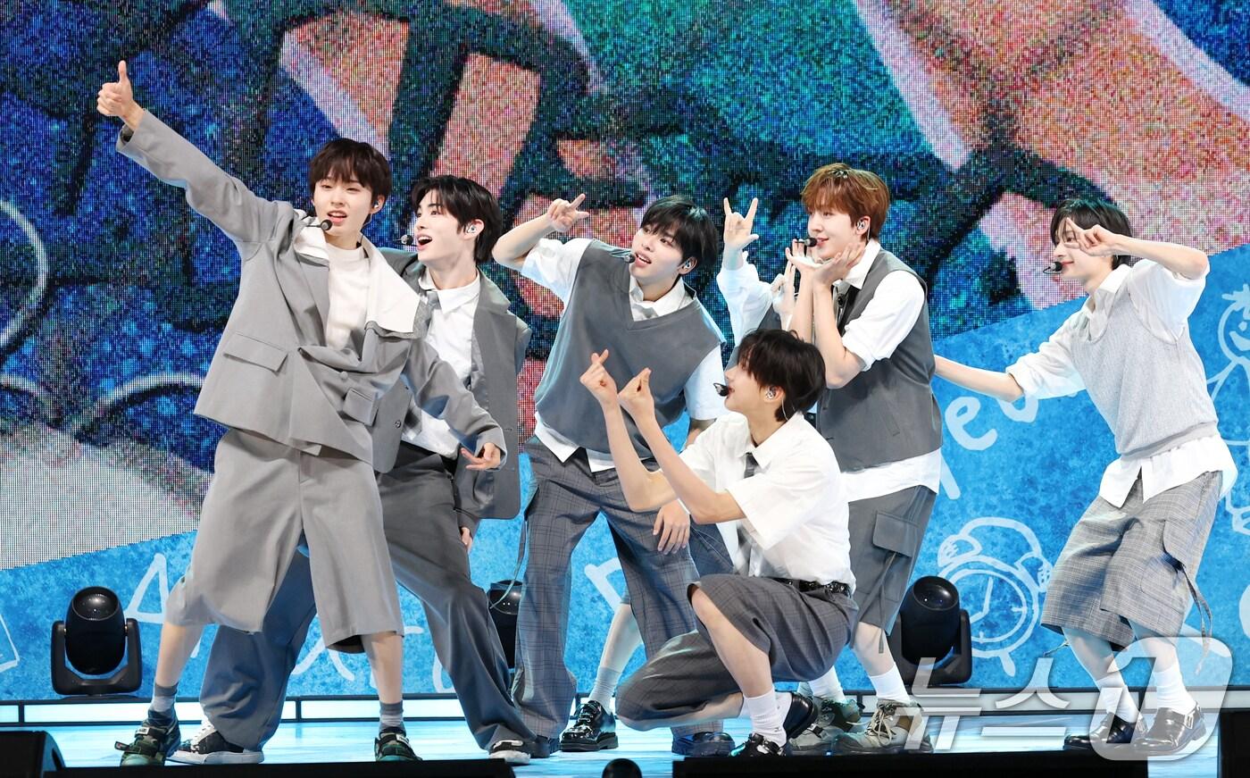 본문 이미지 - 그룹 킥플립이 26일 오후 서울 광진구 YES24 라이브홀에서 열린 새 앨범 'Kick Out, Flip Now!' 발매 기념 쇼케이스에서 타이틀곡 'FREEZE'를 선보이고 있다. ⓒ News1 권현진 기자