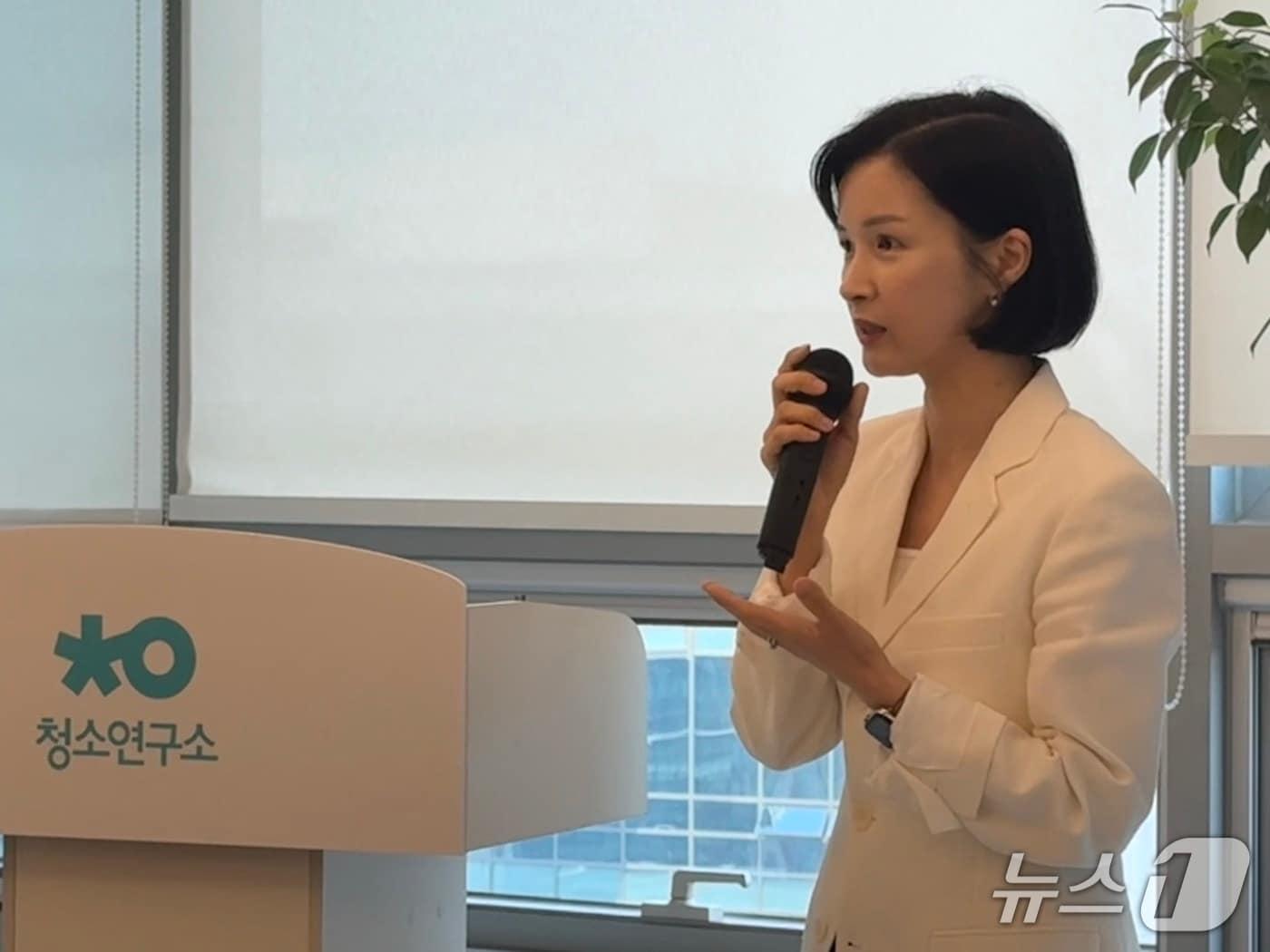 본문 이미지 - 연현주 생활연구소 대표가 &#39;AI 가사 서비스 스타트업과의 현장 정책간담회&#39;에서 발언하고 있다. ⓒ 뉴스1 김형준 기자