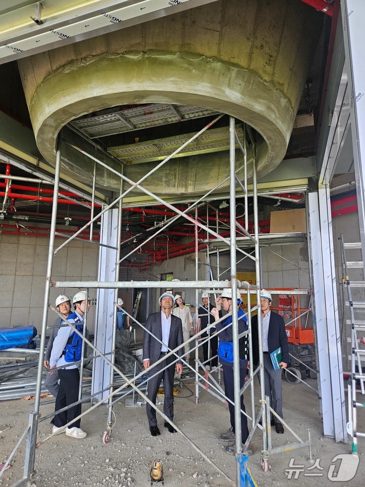 본문 이미지 - 26일 전북 전춘성 군수를 비롯한 관련 부서 실무진이 대전광역시에 위치한 보문산 목조전망대를 방문했다.(진안군제공. 재판매 및 DB금지)2025.5.26/뉴스1