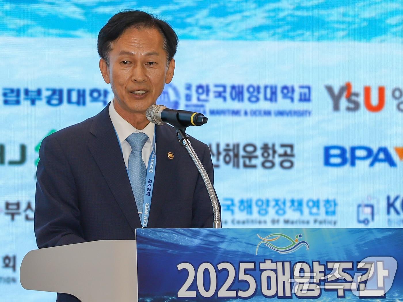 본문 이미지 - 송명달 해양수산부 차관이 26일 부산 벡스코에서 개최한 '2025 해양주간' 개막식에 참석해 축사를 하고 있다. (해양수산부 제공. 재판매 및 DB 금지) 2025.5.26/뉴스1