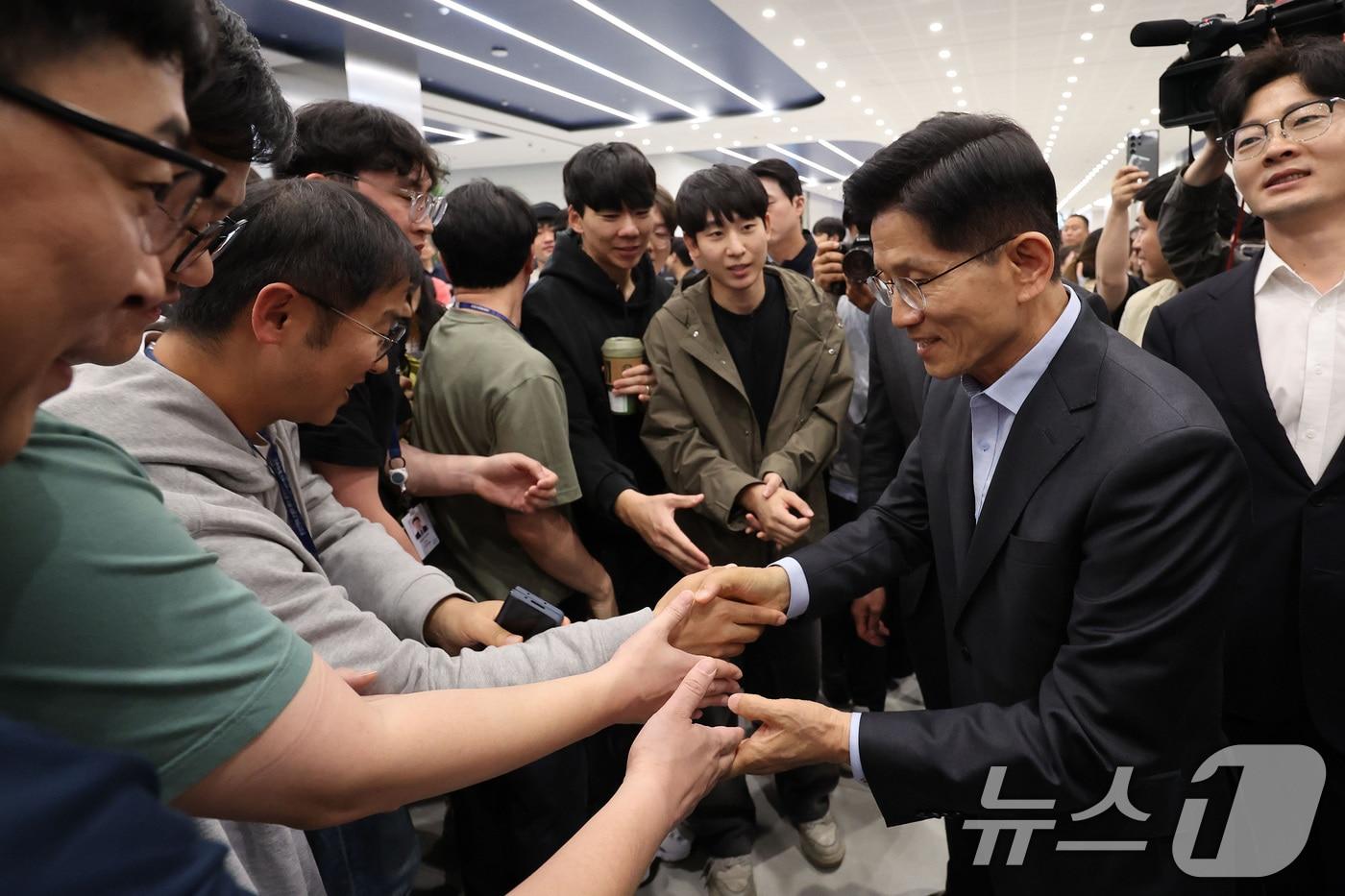 김문수 국민의힘 대통령 후보가 26일 경기 평택시 삼성전자 평택캠퍼스를 방문해 삼성직원들과 인사하고 있다. &#40;공동취재&#41; 2025.5.26/뉴스1 ⓒ News1 이광호 기자
