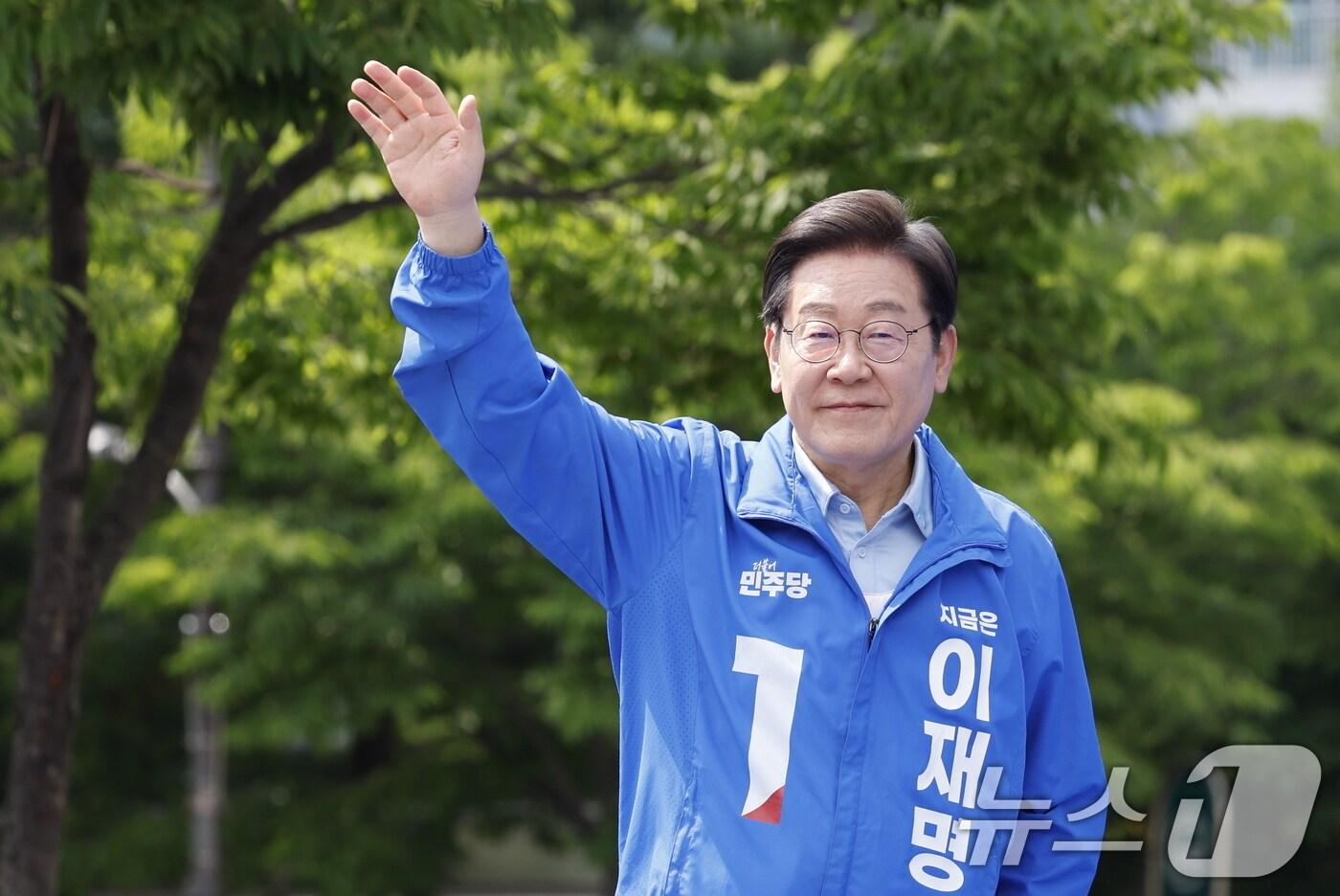 본문 이미지 - 이재명 더불어민주당 대통령 후보가 26일 오후 경기 용인시 단국대학교 죽전캠퍼스 정문 앞을 찾아 지지를 호소하고 있다. 2025.5.26/뉴스1 ⓒ News1 안은나 기자