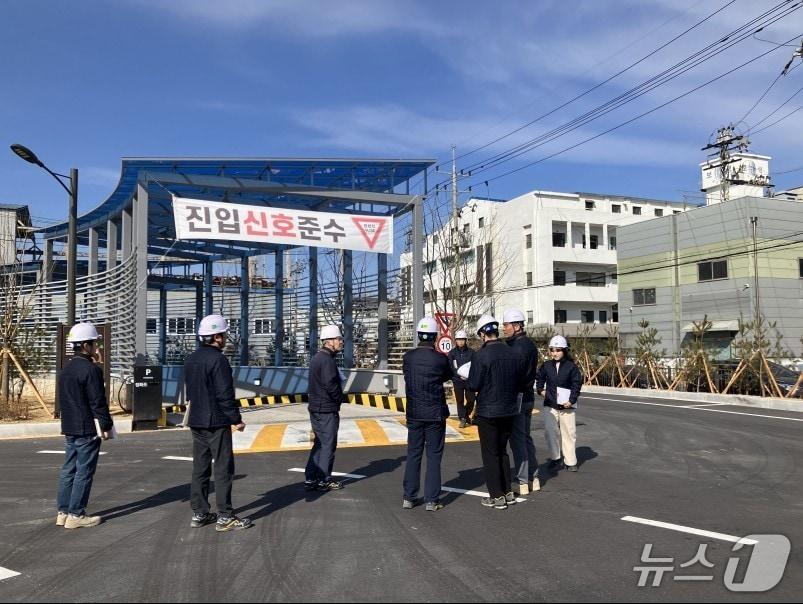 본문 이미지 - 부산환경공단 관계자들이 사업장 현장 점검을 하고 있다.(공단 제공. 재판매 및 DB 금지)