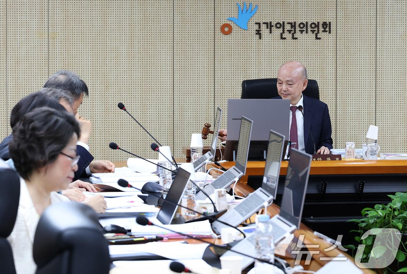 안창호 국가인권위원장이 26일 오후 서울 중구 국가인권위원회 회의실에서 열린 제11차 전원위원회 회의에서 개회를 알리는 의사봉을 두드리고 있다. 2025.5.26/뉴스1 ⓒ News1 오대일 기자