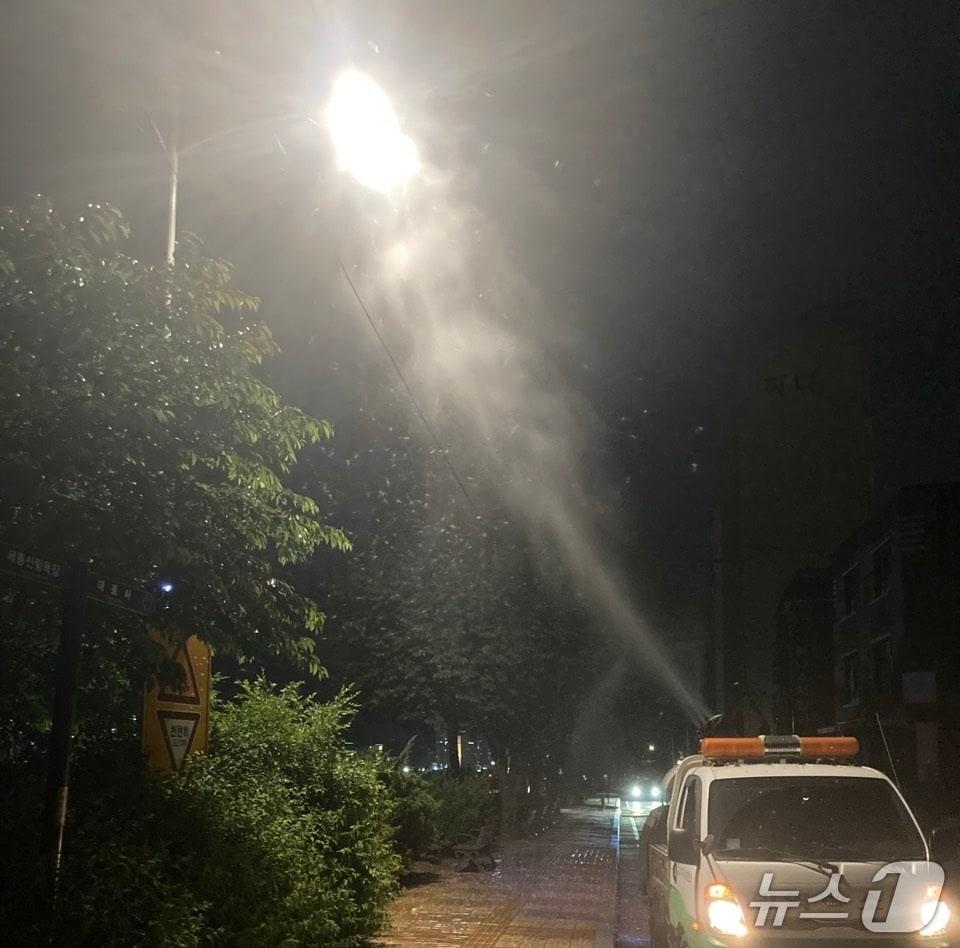 본문 이미지 -  동양하루살이 방역 모습(경기 여주시 제공. 재판매 및 DB 금지)/뉴스1