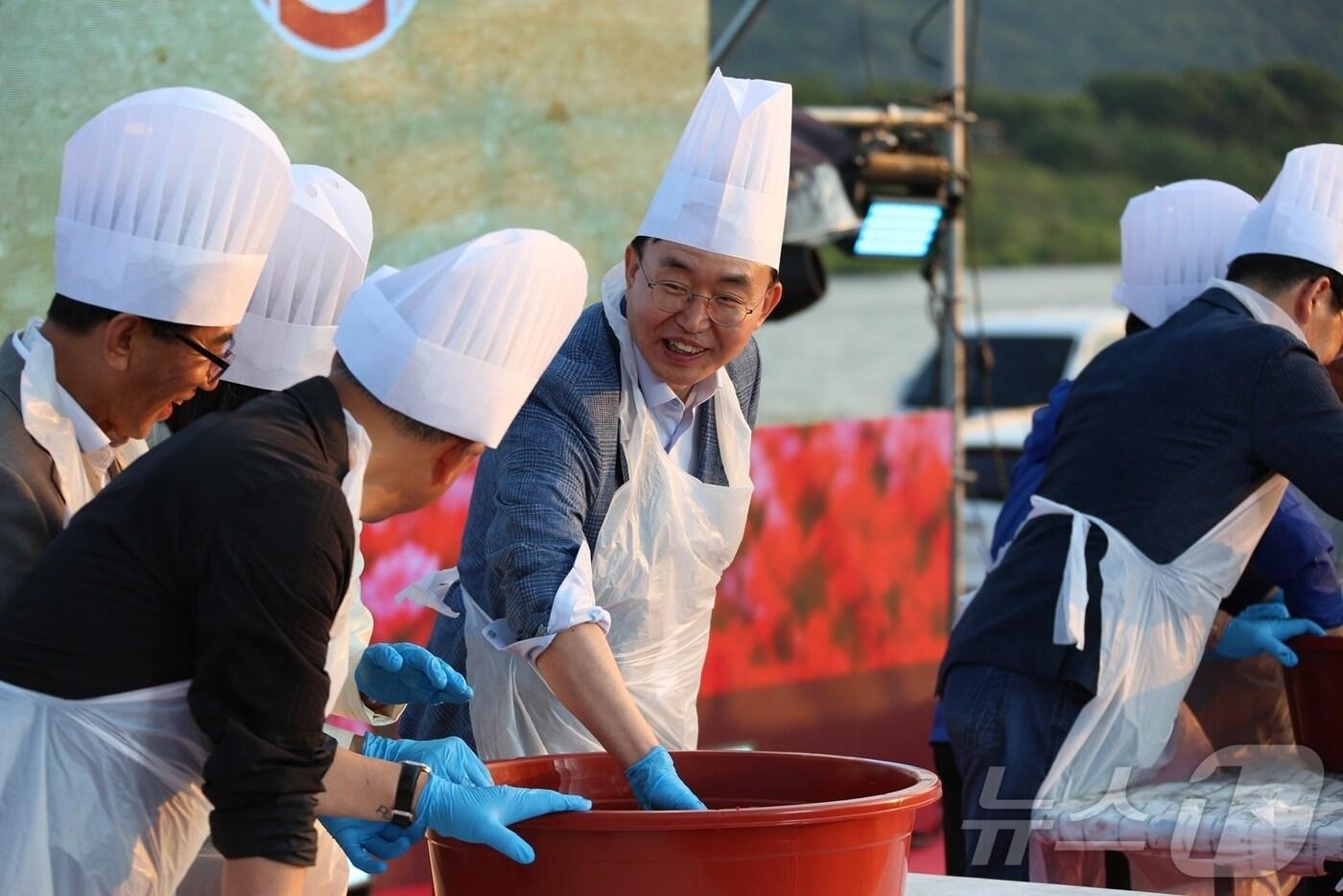 홍어 무침 만드는 윤병태 나주시장.(나주시 제공, 재배포 및 DB 금지) /뉴스1