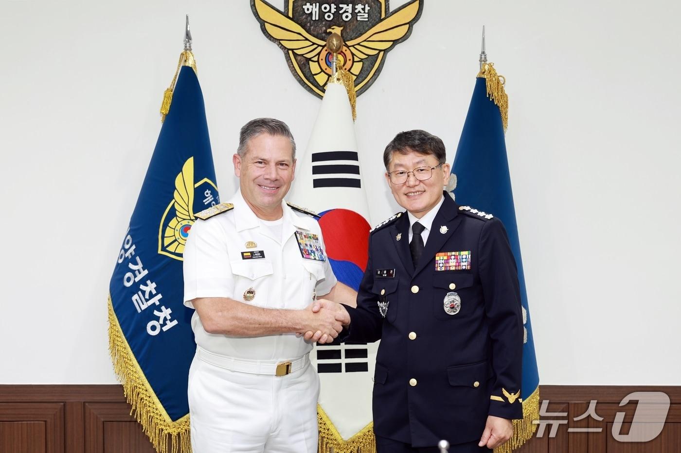김용진 해양경찰청장(사진 오른쪽)이 26일 해양경찰청에서 콜롬비아 해군 참모총장인 후안 리까르도 로소 오브레곤(Juan Ricardo Rozo Obreg&oacute;n) 대장과 기념사진을 촬영하고 있다. (해양경찰청 제공. 재판매 및 DB금지) / 뉴스1