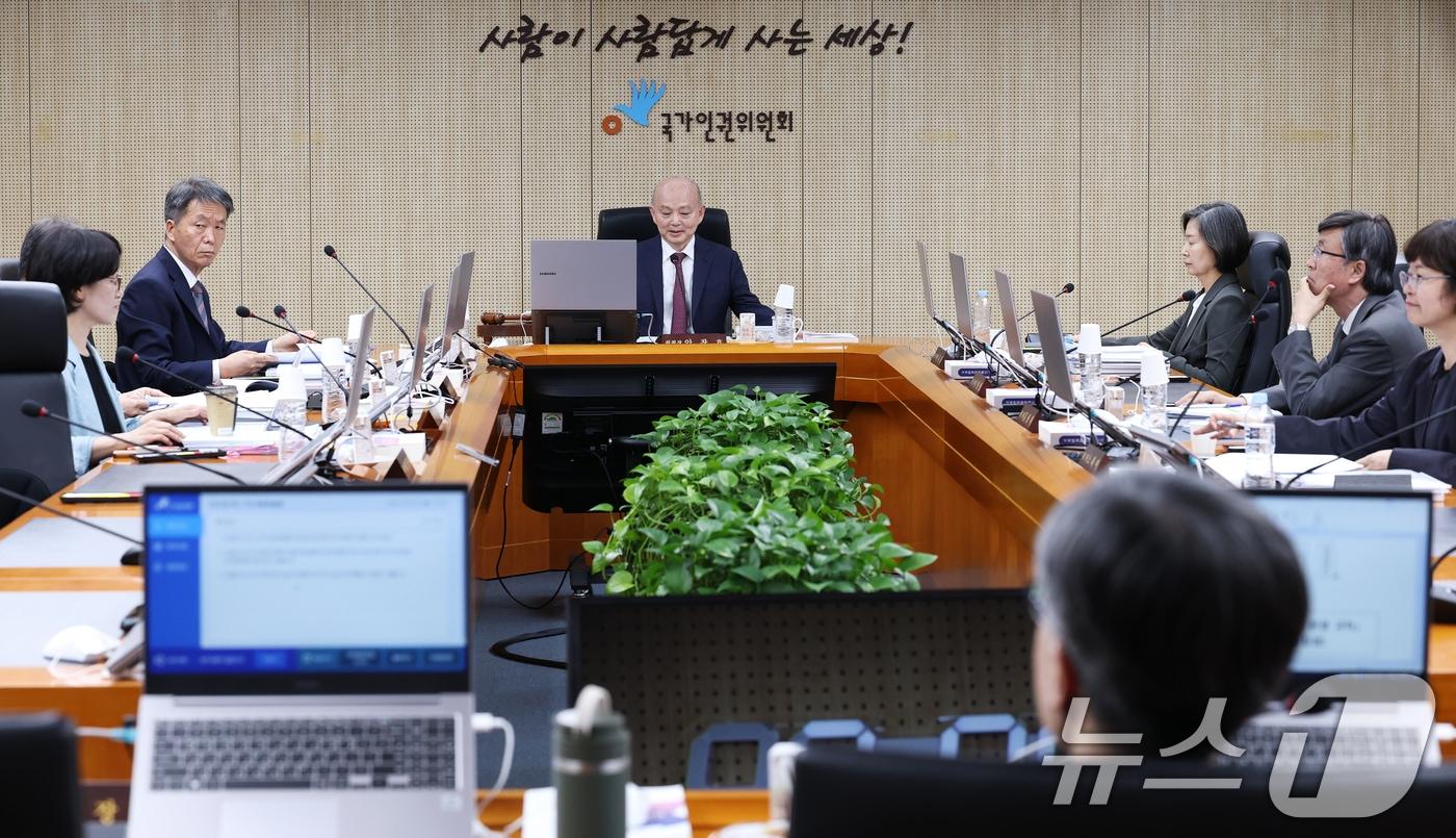 안창호 국가인권위원장이 26일 오후 서울 중구 국가인권위원회 회의실에서 열린 제11차 전원위원회 회의에서 참석자들과 환담을 나누고 있다. 2025.5.26/뉴스1 ⓒ News1 오대일 기자
