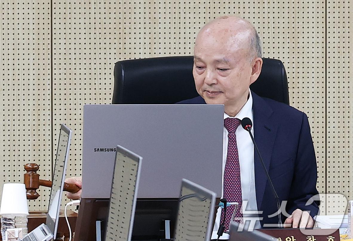 본문 이미지 - 안창호 국가인권위원장이 26일 오후 서울 중구 국가인권위원회 회의실에서 열린 제11차 전원위원회 회의에서 개회를 알리는 의사봉을 두드리고 있다. 2025.5.26/뉴스1 ⓒ News1 오대일 기자