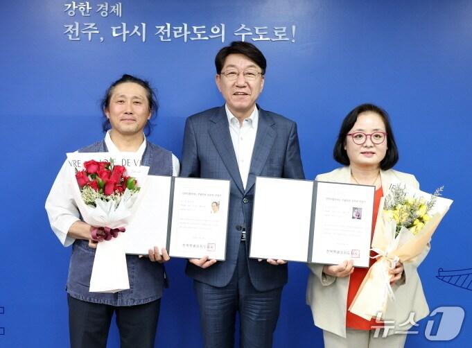 본문 이미지 - 우범기 전주시장(사진 가운데)이 26일 올해 새롭게 전북도 무형유산으로 인정된 심미숙 씨(사진 오른쪽)와 최병용 씨(사진 왼쪽)에게 인정서를 교부했다.(전주시 제공, 재판매 및 DB 금지)/뉴스1