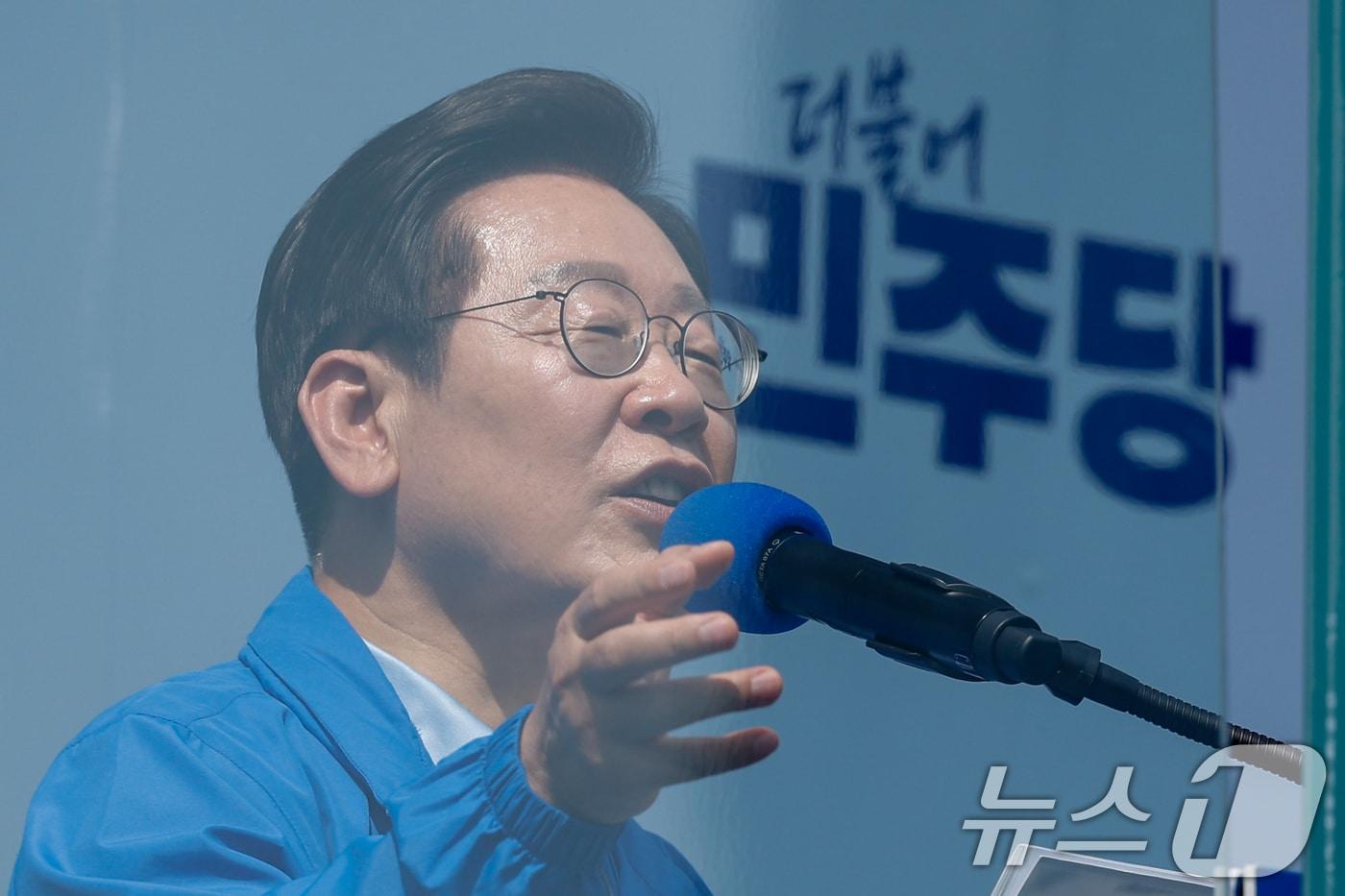 이재명 더불어민주당 대통령 후보가 26일 오후 경기 용인시 단국대학교 죽전캠퍼스 정문 앞을 찾아 지지를 호소하고 있다. 2025.5.26/뉴스1 ⓒ News1 안은나 기자